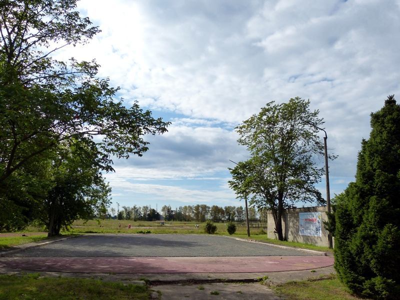 Foto. Spordihoone tagune väljak